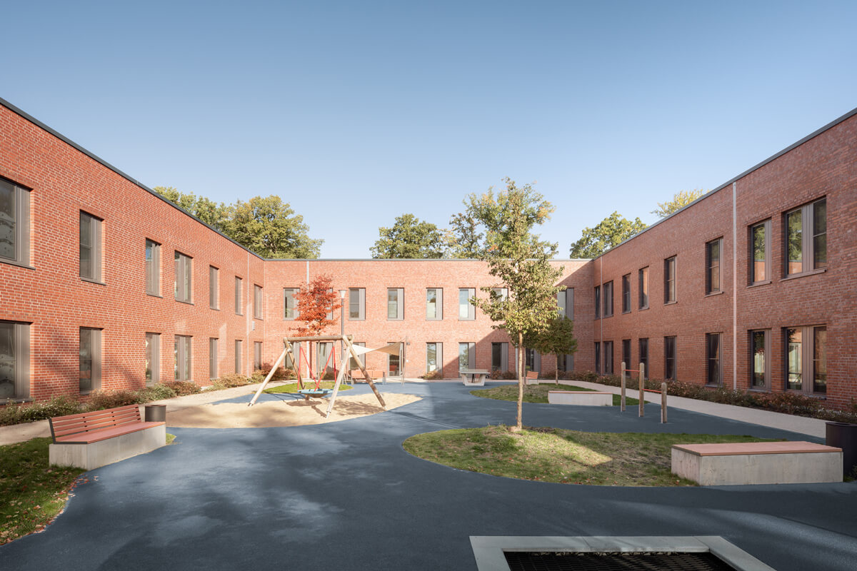 Neubau Stationsgebäude Kinder- und Jugendpsychiatrie auf dem Areal des Fachklinikums Uchtspringe | Klinkerfassade | gemeinsamer Innenhof