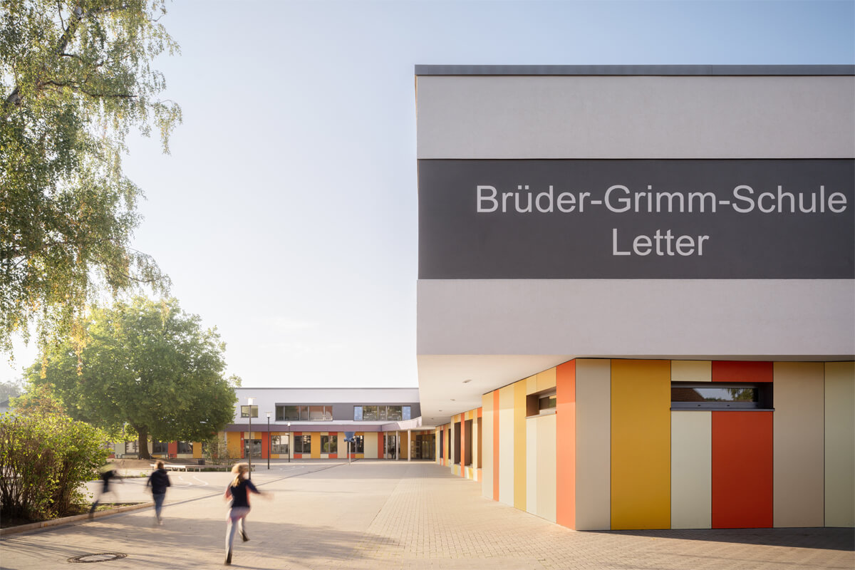 Vierzügige Brüder-Grimm-Schule in Letter | Zweigeschossiger Neubau | Winkelförmige Erweiterung der Bestands-Sporthalle