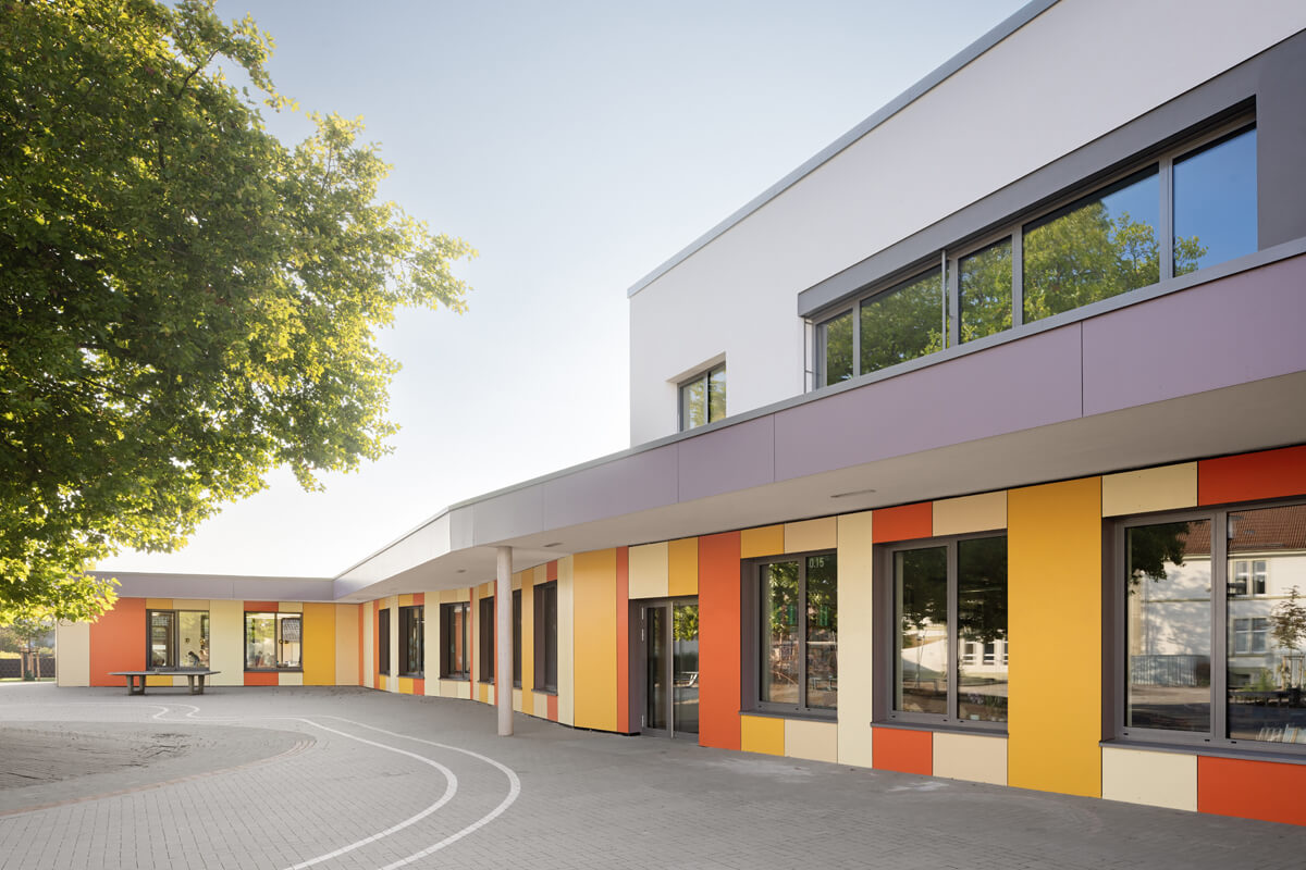 Vierzügige Brüder-Grimm-Schule in Letter | Zweigeschossiger Neubau | Winkelförmige Erweiterung der Bestands-Sporthalle