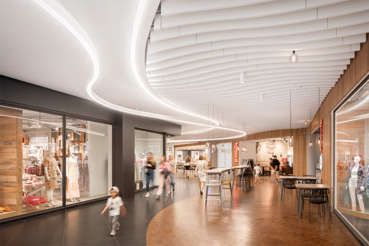 Neugestaltung Mall City Carre Magdeburg, geschwungene Wege, Foodcourt, Holzfußboden, Akustikdecke,
