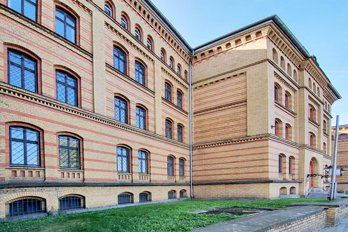 Sanierung des Kasernengebäude von 1887 | Gelbfarbene Klinkerbau mit roten Ziegelbändern | Einzug TPA | historische Gewölbedecken